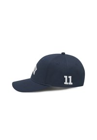 Tengerészkék baseball sapka ívelt karimával, amelyen fehér hímzett "11" szám található az oldalon. Tartós anyagból készült, szellőző lyukakkal.