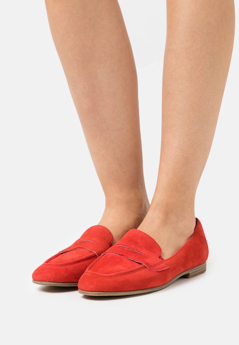 Rote Wildleder-Loafer mit flachem Absatz, ausgestattet mit einer glatten Oberfläche, dekorativen Nähten und einem runden Zehendesign.