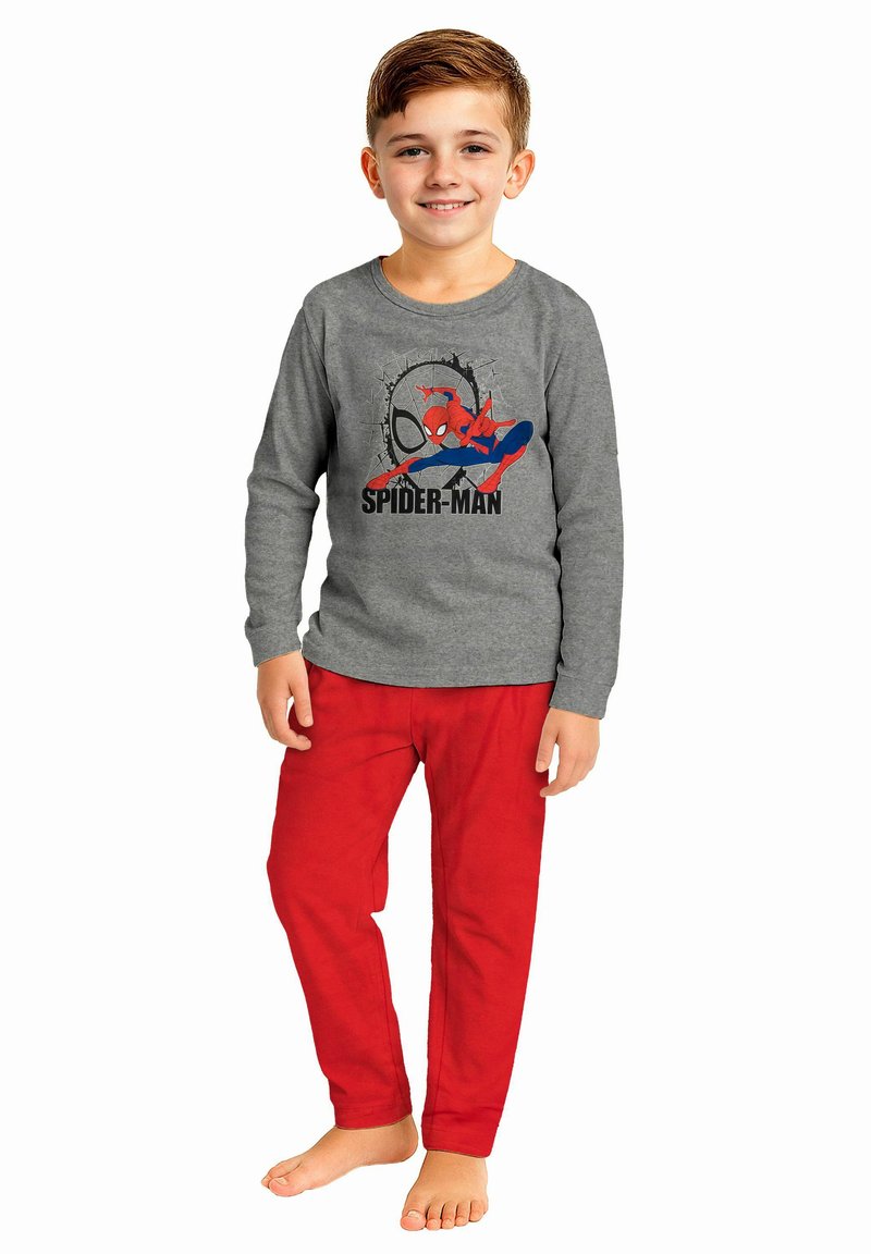 Maglietta grigia a maniche lunghe con un'immagine di Spider-Man e testo nero, abbinata a pantaloni rossi in cotone misto. Il bambino è a piedi nudi.