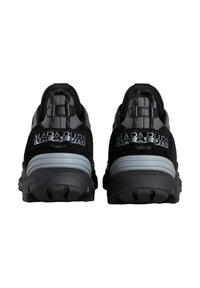 Scarpe da trekking nere e grigie con tomaia testurizzata, tallone rinforzato e marchio ben visibile. Presentano una suola spessa per una migliore trazione e stabilità.