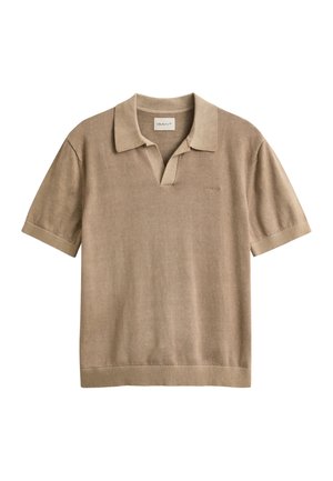 Beige Poloshirt mit kurzen Ärmeln, offenem Kragen, gerippten Ärmeln und Saum sowie einem dezenten, bestickten Logo auf der Brust.