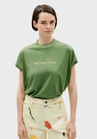 Thinking Mu - HERE COMES THE SUN - T-shirt print - olive green Miniatuurafbeelding 1