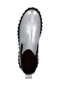 Bota de tobillo de cuero plateado con paneles laterales elásticos, suela de goma negra y una lengüeta en el talón. Textura suave, diseño de punta redonda.