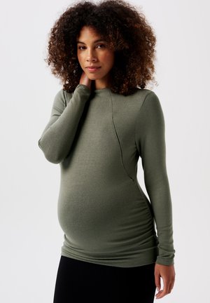 Schwangerenlangarmshirt in Olivgrün mit Rundhalsausschnitt, strukturiertem Stoff und gerafften Seitendetails für eine figurbetonte Silhouette.