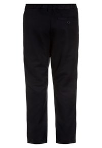 Pantalons noirs sur mesure avec une texture lisse, design à jambe droite et une poche arrière avec un seul bouton.