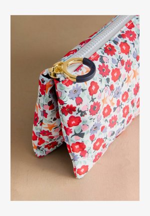 Heleline kott helesinis toonis, millel on punased ja lillad lilled. Kott on varustatud kuldse tõmblukuga, millel on ümmargune aksessuaar ning kangast tekstuur.