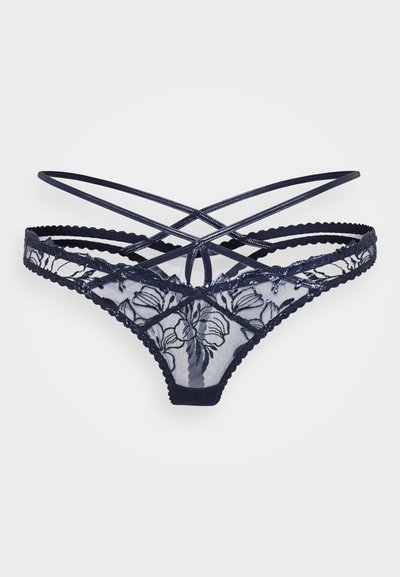 String en dentelle marine avec broderie florale, présentant des bretelles croisées et des bords festonnés, en tissu en maille semi-transparente, avec une texture lisse.