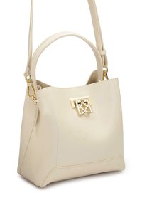 Borsa a secchiello in pelle sintetica beige con chiusura in metallo dorato, manico superiore singolo e tracolla regolabile. Texture liscia.