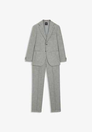 Lichtgrijs pak van gestructureerde stof. Heeft een colbert met enkelsluiting en inkeping revers, gecombineerd met bijpassende broek met platte voorkant.