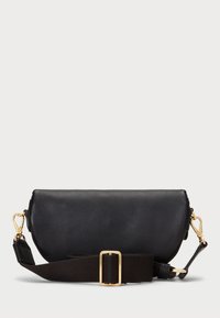 Schwarze Leder-Crossbody-Tasche mit glatter Textur, goldenen Hardware-Akzenten und einem verstellbaren braunen Stoffriemen. Verfügt über eine geschwungene Form.
