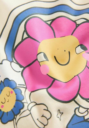 Cartoon bloemdesign op stof met een roze bloem met een gele kern en een glimlachend gezicht, naast een blauwe bloem met gele accenten.