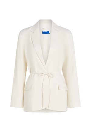 Crèmekleurig colbert met ingesneden revers, lange mouwen, twee klepzakken aan de voorkant en een ceintuur in de taille om te strikken.