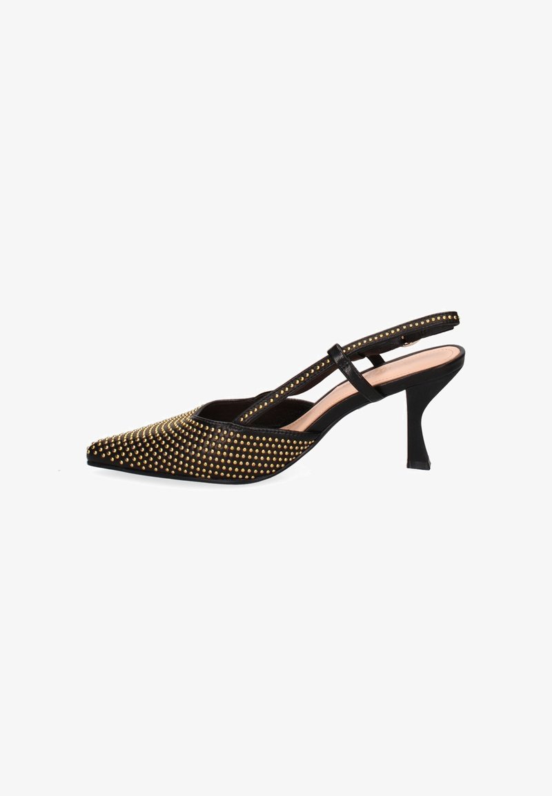 Schwarze Slingback-High Heels mit spitz zulaufenden Zehen, verziert mit goldenen Nieten, ausgestattet mit einem schlanken Absatz und einem Riemen über dem Spann.