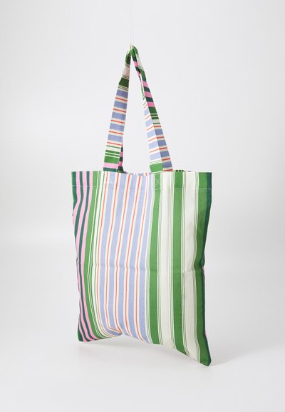 Randig toteväska med livliga färger: grön, rosa, blå, orange och vit. Tillverkad av tyg med robusta handtag och en rymlig design.