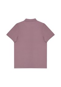 Koszulka polo z krótkim rękawem w stonowanym mauve, wykonana z teksturowanej tkaniny, z klasycznym kołnierzykiem i bez widocznych logo czy wzorów.