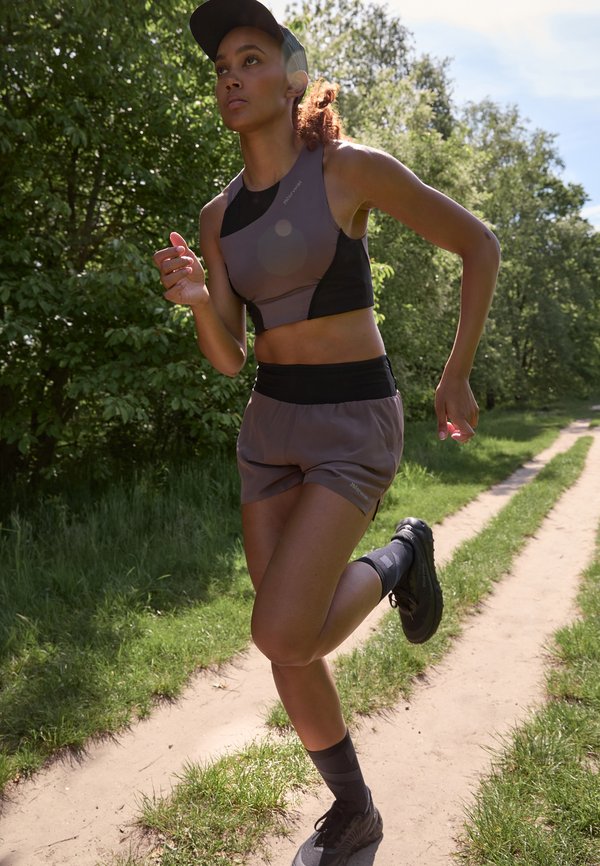 RACE - Medium support sports bra - dunkelviolett2