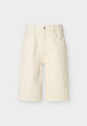 Bledo bež kratke hlače do kolen z zapiranjem na gumb in zadrgo, z zankami za pas in sprednjimi žepi na enobarvnem svetlem ozadju.