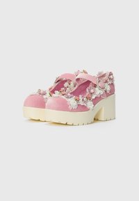 Roze suède plateau schoenen met bloemenversieringen, kantaccenten en een witte stevige zool. Het kruisbandontwerp vergroot de stabiliteit.
