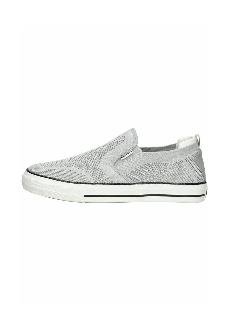 Světle šedé slip-on boty s síťovaným designem, bílé gumové podrážky, černé akcentové pruhy a zadní poutko pro snadné nazouvání.