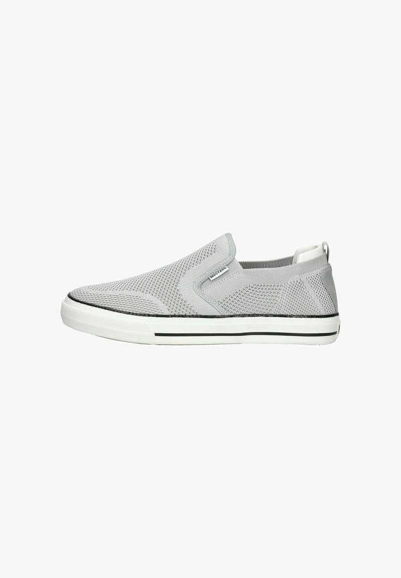 Scarpe slip-on grigio chiaro con design in rete, suole in gomma bianca, strisce nere e un laccio posteriore per indossarle facilmente.
