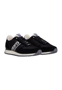 Zapatillas deportivas negras con parte superior de ante y malla, marca blanca en el costado, suela gris y un collar texturizado.