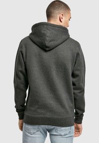 Dunkelgrauer Hoodie mit großer Kapuze, gerippten Bündchen und Saum. Weicher Stoff, lässiges Design, minimalistischer Stil, geeignet für den täglichen Gebrauch.