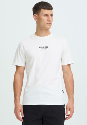 Wit katoenen T-shirt met korte mouwen en een ronde hals. Heeft een zwarte "UNLIMITED" tekstgrafiek op de borst en een klein label aan de zoom.
