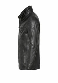 Chaqueta de cuero negro con un cuello alto, cierre frontal, bolsillos laterales y una textura suave y elegante. Presenta un pequeño parche con logotipo en la parte superior del brazo.