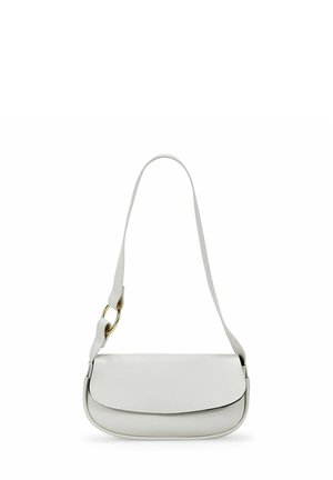 Bolso de hombro de cuero blanco con forma redondeada, con cierre de solapa y un acento de herraje dorado en la correa. Textura suave.