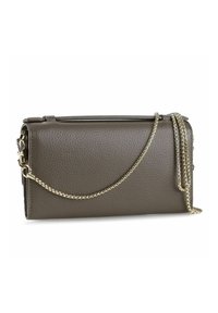 Borsa clutch in pelle marrone con texture, dotata di tracolla a catena dorata, forma rettangolare e chiusura superiore sicura.