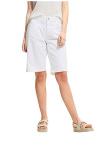 Valkoiset denimi bermuda-shortsit rennolla istuvuudella, joissa on etutaskut ja nappikiinnitys. Yhdistetty beigenvärisiin platform-sandaaleihin.