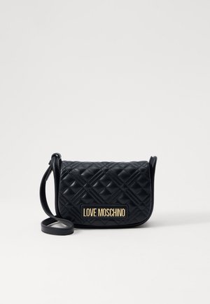 Czarna pikowana torebka na ramię z złotym logo "Love Moschino". Posiada długi pasek i gładką teksturę skóry. Kompaktowy prostokątny kształt.