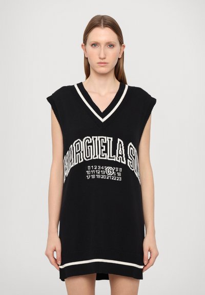 Robe en tricot noire sans manches avec un col en V, une bordure blanche et un texte et des chiffres contrastants sur le devant, offrant une coupe ample et décontractée.