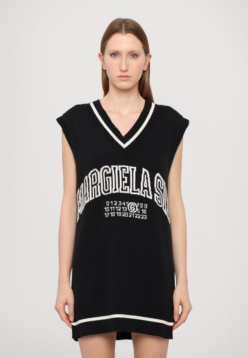 Vestido de malha preto sem mangas com decote em V, com acabamento branco e texto e números em contraste na parte frontal, apresentando um corte solto e descontraído.