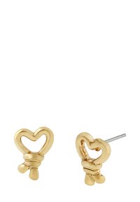 Pendientes de studs en forma de corazón dorado con un diseño envolvente, que presentan curvas suaves y un acabado pulido, mostrando una textura metálica brillante.