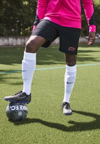 Nike Performance ACADEMY 23 - Pantalón corto de deporte - black/sunset pulse