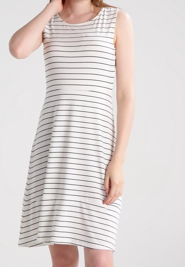 Wzorzysty bezrękawnik w kolorze off-white i granatowym. Miękka tkanina, okrągły dekolt, rozkloszowany fason w kształcie litery A, długość do kostek, z poziomymi paskami.