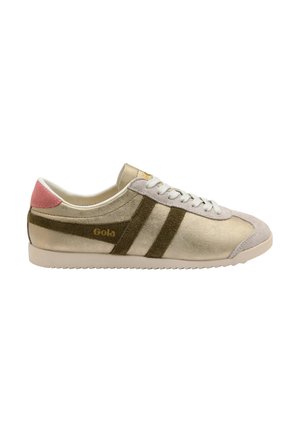 Flacher Sneaker in Beige und Olivgrün mit weißen Schnürsenkeln, pinker Fersenlasche und "Gola" Logo an der Seite.