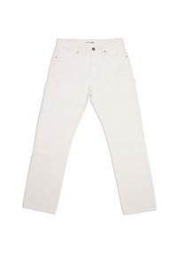 Witte relaxte cargobroek met voor- en zijzakken, een knoop- en ritsluiting, en contrasterende stikdetails.