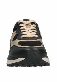 Zwarte en beige sport schoen met vetersluiting, gaaspanelen en een rubberen zool met textuur voor grip. Ronde neus en gewatteerde hiel.