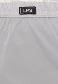 Shorts grii cu talie elastică, având un etichetă neagră cu "LPS". Materialul pare neted și ușor, potrivit pentru ținute casual.