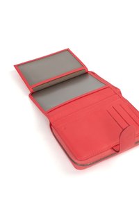Portafoglio in pelle rossa con una texture liscia, dotato di scomparti grigi per carte e di un compartimento con cerniera, progettato per l'organizzazione e l'accessibilità.