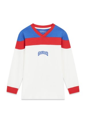 Camiseta de manga larga con cuello en V, parte superior del pecho azul, franja roja debajo, cuerpo blanco, puños rojos y logotipo "GUESS" en azul en el centro del pecho.