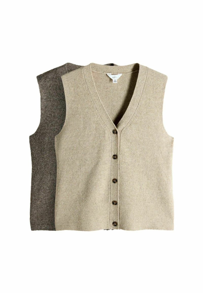 Dva bezrukávové kardigany, jeden béžový a druhý tmavošedý, majú výstrih do V, ribovanú textúru a šesť gombíkov po celej dĺžke prednej časti.