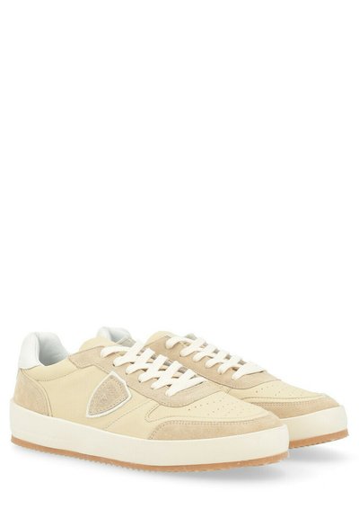 Sneaker beige con un mix di pelle e suede, dettagli bianchi, design perforato e suola in gomma per una migliore aderenza.