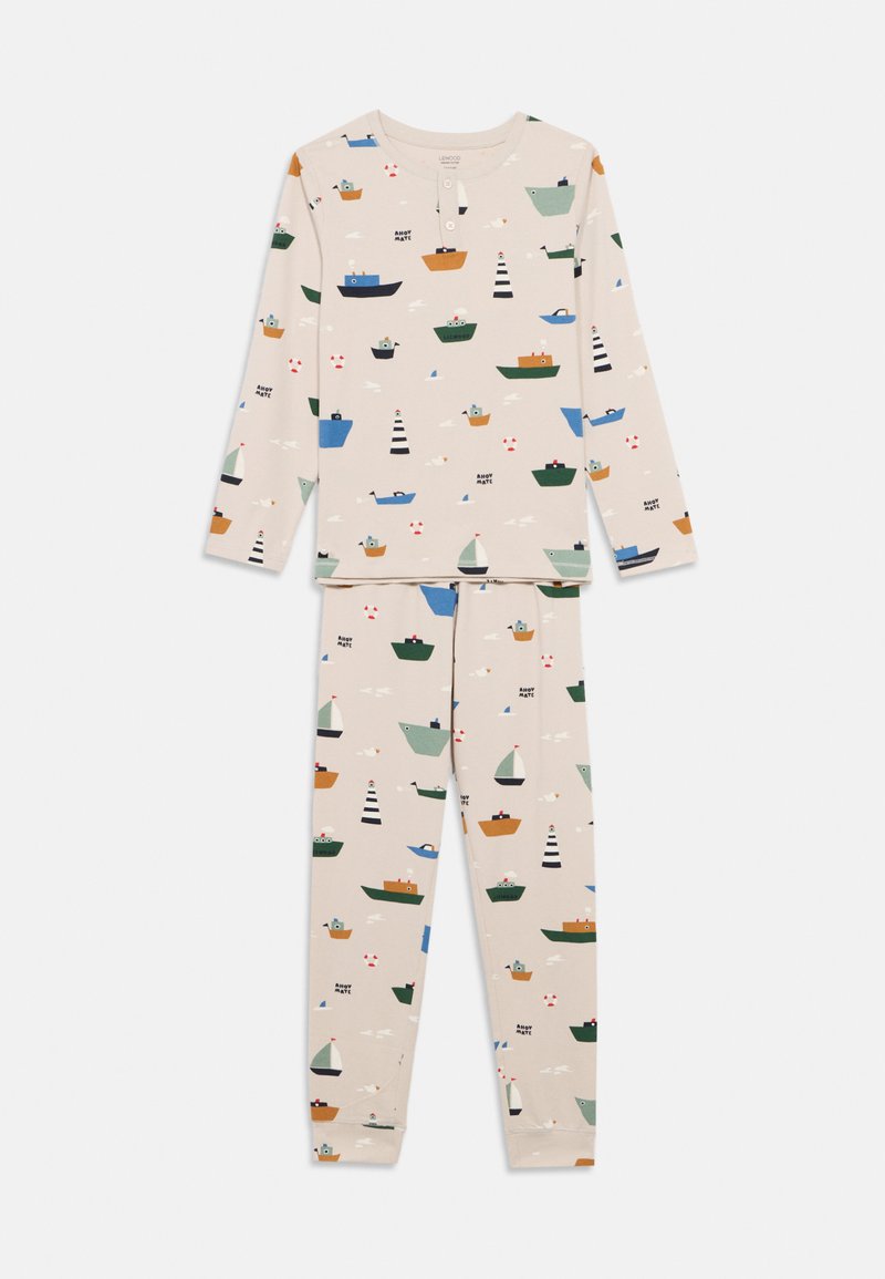 Σετ πιτζάμες δύο τεμαχίων σε ανοιχτό μπεζ χρώμα με πολύχρωμα σχέδια από βάρκες και ιστιοπλοϊκά. Κατασκευασμένο από μαλακό ύφασμα, αποτελείται από μπλούζα μακρυμάνικη και παντελόνι με ελαστική μέση.