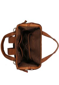 Bruine leren tas met een bovenste ritssluiting, binnenvakken en twee handvatten. Gladde textuur met een matte afwerking.