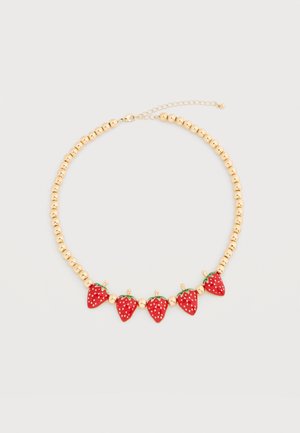 Collier en perles dorées avec cinq breloques rouges en forme de fraise, espacées uniformément sur le devant, sur un fond gris clair.