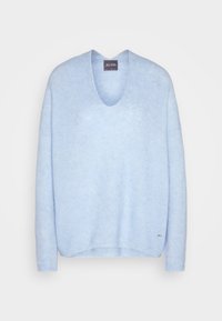 Jasnoniebieski, miękki sweter z dzianiny o szerokim dekolcie w kształcie litery V, opadających ramionach i prążkowanej fakturze. Zawiera mały detal z logo na dolnym brzegu.