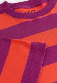 RELAXED FIT CREW NECK - Tricou cu imprimeu - orange purple